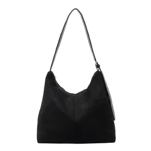 Grand sac cabas en daim noir avec bandoulière réglable et poche avant spacieuse