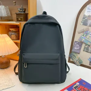 Nahaufnahme eines minimalistischen schwarzen Rucksacks mit geräumigen Reißverschlusstaschen