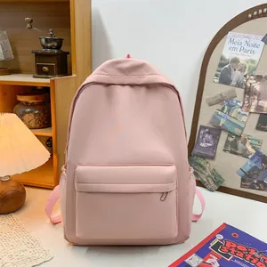 Nahaufnahme eines minimalistischen rosa Rucksacks mit Frontreißverschluss im Zimmer