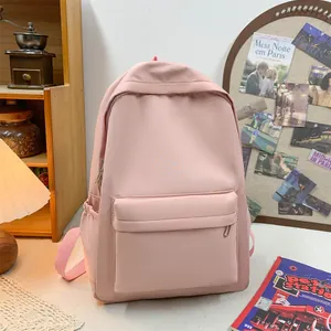 Minimalistischer rosa Rucksack mit großer Vordertasche und Seitenfächern im Raumdekor