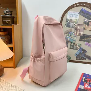 Detailansicht eines großen rosa Rucksacks mit elastischen Seitentaschen und Reißverschluss