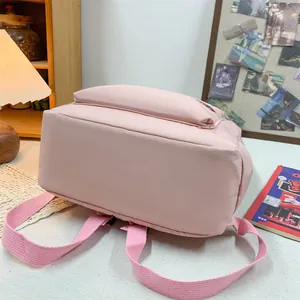 Detailansicht eines hellrosa Rucksacks mit großem Fassungsvermögen in Lifestyle-Optik