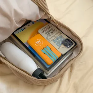 Innenansicht des Cord-Rucksacks mit Platz für Tablet, Handy und täglichen Bedarf