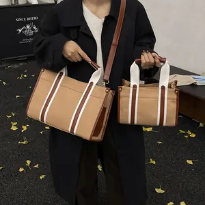 Große khakifarbene Canvas-Einkaufstasche und Handtasche im modischen Streetstyle