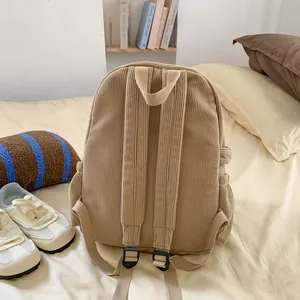 Detail der Cord-Rucksackgurte und der Rückenstruktur in lässiger beiger Ästhetik