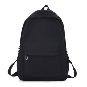 Minimalistischer großer schwarzer Nylon Rucksack für Studenten und Reisegebrauch