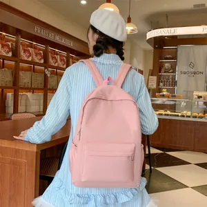 Minimalistischer rosa Damenrucksack mit großem Fassungsvermögen in einer Bäckerei