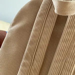 Makroansicht der khakifarbene Cordstruktur mit feinen Streifen auf diesem Freizeitrucksack