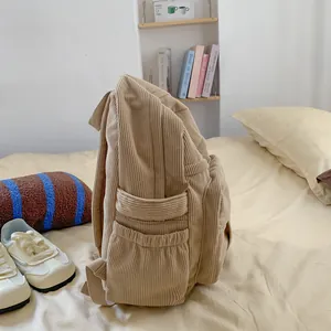 Detailansicht des khaki Cord-Rucksacks mit Seitentasche und weicher Retro-Struktur