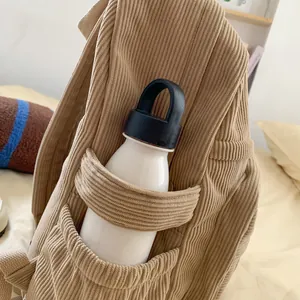 Detail der Cord-Rucksack-Seitentasche mit praktischer Aufbewahrung für Trinkflaschen