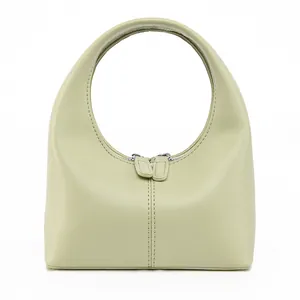 Minimalistische salbeigrüne Lederhandtasche mit integriertem Ringgriff und Reißverschluss