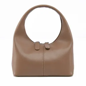 Detailansicht der braunen Leder-Halbmond-Handtasche mit Doppelreißverschluss und Ziernaht