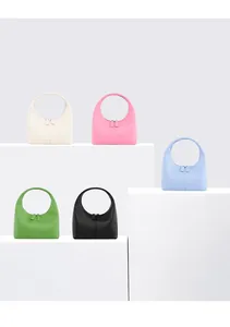 Minimalistische matte Leder-Taschen in fünf Farben mit Rundgriffen und Doppel-Reißverschluss