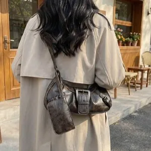 Grande borsa a spalla a mezzaluna marrone caffè vintage con fibbia in metallo e mini pochette