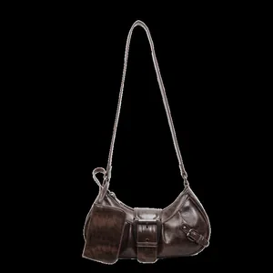 Borsa a spalla vintage in pelle marrone scuro con fibbia e mini pochette coordinata