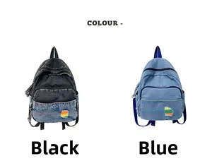 Vue détaillée des mini sacs à dos en denim délavé noir et bleu avec bords effilochés