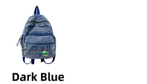 Détail du sac à dos en jean bleu foncé avec patchs colorés et poche à fermeture