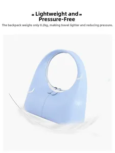 Dettaglio borsa a mano azzurra minimalista di 0,2 kg con piume per mostrare la leggerezza
