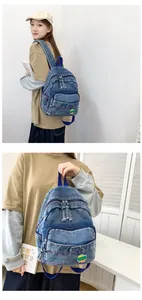 Mini sac à dos en denim délavé avec écusson rayé et options de transport polyvalentes