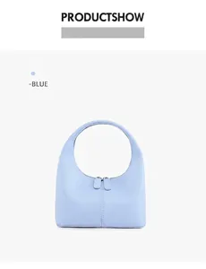 Dettaglio borsa hobo azzurra con doppia cerniera e cuciture verticali eleganti
