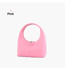 Dettaglio borsa a trapezio rosa con doppia cerniera e manico superiore ad arco