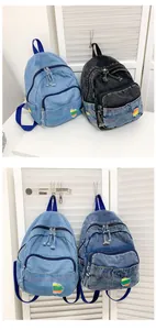 Détail des mini sacs à dos en denim délavé en couleurs bleu clair, bleu foncé et noir
