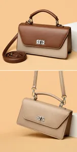 Primer plano del bolso bicolor con hebilla plateada trenzada y correa ajustable fina