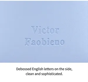 Dettaglio macro del logo impresso sulla pelle martellata celeste della borsa donna