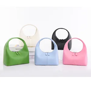 Nahaufnahme der minimalistischen Handtaschen-Kollektion in bunten Farben mit Doppel-Reißverschluss