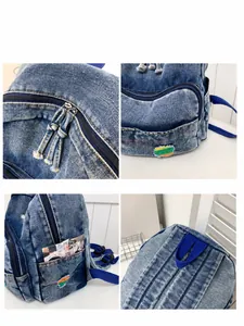 Détails d'un petit sac à dos en jean délavé avec écusson rayé et fermetures éclair