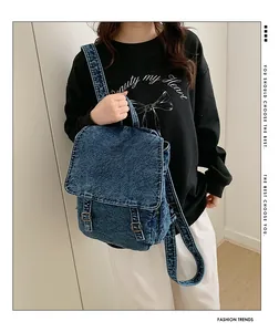 Detalle de la mochila de mezclilla vintage con hebilla metálica y textura de tejido