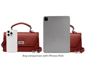 Comparación de tamaño del bolso baguette burdeos con un iPhone y un iPad