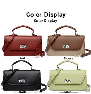 Detalle de bolsos bandolera cuadrados disponibles en colores rojo, marrón, negro y verde