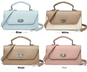 Vista detallada de bolsos bandolera cuadrados pequeños en azul, blanco, caqui y rosa