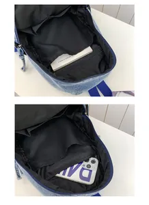 Vue intérieure montrant les compartiments et poches du mini sac à dos en denim