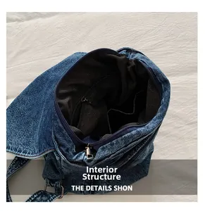 Detalle de la estructura interna de la mochila vaquera con bolsillo con cremallera