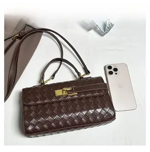 Dettagli della borsa intrecciata marrone scuro con chiusura dorata e telefono per scala