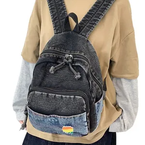 Mini sac à dos en denim délavé pour femme avec patchwork bleu et gris et arc-en-ciel