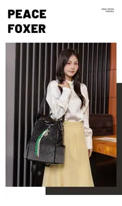 Détail d'un sac à dos en cuir noir orné de strass blancs et d'un charm en corde rayée