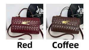 Dettaglio di borse a tracolla in pelle intrecciata con fibbie in metallo rosso e caffè
