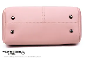 Detail van roze emmer tas bodem met duurzame metalen noppen voor slijtvastheid en bescherming