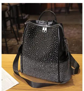 Détail des rivets argentés sur le sac à dos en cuir noir de haute qualité au design moderne