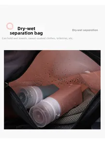 Detail der wasserdichten Trocken-Nass-Trennung mit 60ml Flaschen und einem weichen Tuch