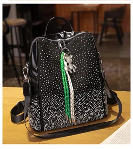 Détail du sac à dos noir avec strass argentés et pendentif ours en cristal scintillant