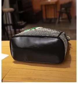 Gros plan détaillé du grand sac cabas en strass avec base noire lisse