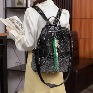 Grand sac à dos noir en similicuir avec strass argentés et porte-clés petit ours