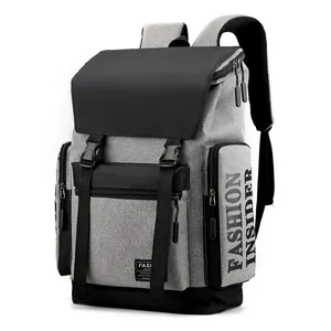 Detalle de la mochila gris con cierre de hebilla y bolsillos laterales con logotipo