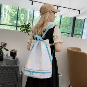 Makro-Detail des Yoga-Rucksacks mit wasserfestem Batikstoff und separatem Bodenfach für Schuhe