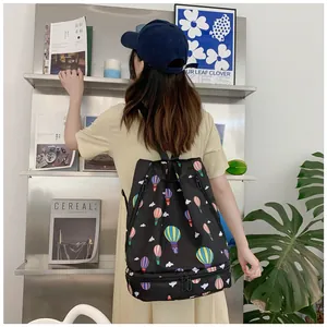 Makro-Detail des wasserfesten Rucksacks mit Ballon-Print und Schuhfach unten