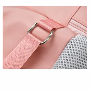 Detail der rosa Fitnesstasche mit verstärkten Nähten und Metallschnalle auf Nylongewebe